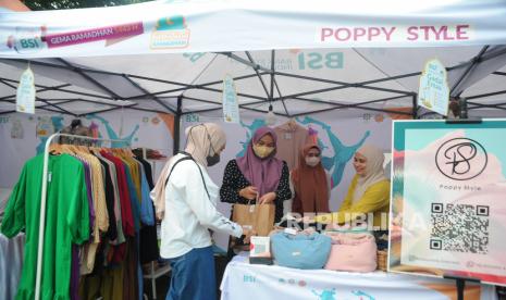 Pengunjung berbelanja di salah satu stan pada Festival  Gema Ramadhan Bank Syariah Indonesia (BSI) di halaman Masjid Agung, Palembang, Sumatera Selatan. Salah satu upaya pemerintah untuk mencapai target tersebut adalah mendorong terciptanya 1 juta wirausaha mapan hingga tahun 2024. Agar program ini berjalan baik, Presiden pun sudah mengeluarkan beleid berupa Peraturan Presiden Nomor 2/2022 tentang Pengembangan Kewirausahaan Nasional.