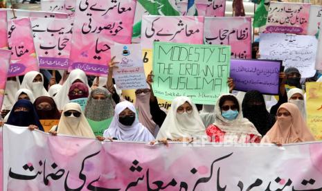 Pendukung partai politik Islam Jamat-e-Islami melakukan unjuk rasa untuk menciptakan kesadaran tentang Hijab di Karachi, Pakistan, Senin (4/8/2023).