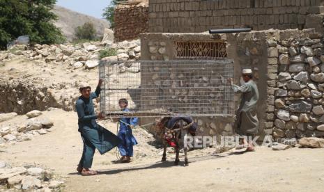 Warga Afghanistan kembali ke desa mereka untuk membangun kembali properti mereka yang hancur setelah pasukan keamanan membersihkan daerah gerilyawan Taliban di distrik Achin di provinsi Nangarhar, Afghanistan, 31 Mei 2021 (dikeluarkan 01 Juni 2021). 