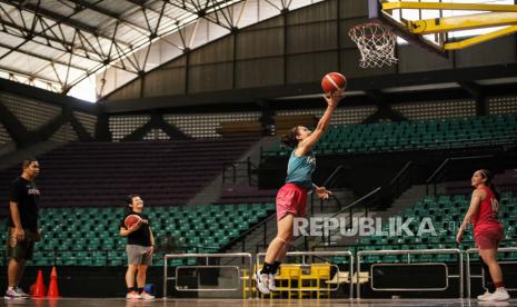 Pebasket putri Indonesia Dewa Ayu Made Sriartha (kedua kanan) saat latiham di GOR Kertajaya, Surabaya, Jawa Timur, Kamis (21/9/2023). Latihan tersebut sebagai persiapan mengikuti Asian Games 2022 di China.  