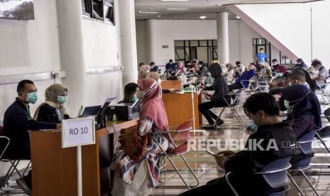 Sejumlah tenaga kesehatan menjalani tahap observasi usai disuntik vaksin Covid-19 Sinovac saat Gebyar Vaksinasi Covid-19 di Gedung Sasana Budaya Ganesa, Jalan Tamansari, Kota Bandung, Rabu (3/2). Pemerintah Provinsi Jawa Barat kembali menggelar vaksinasi Covid-19 secara masif bagi sedikitnya 3.000 tenaga kesehatan serta sumber daya manusia (SDM) di lingkungan kesehatan di Kota Bandung sebagai upaya percepatan capaian target vaksinasi Covid-19. Foto: Abdan Syakura/Republika