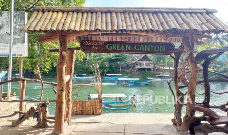 Suasana di objek wisata Green Canyon, Kecamatan Cijulang, Kabupaten Pangandaran, Jawa Barat, Kamis (14/12/2023). 