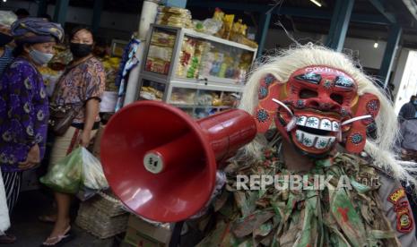 Petugas kepolisian yang mengenakan kostum menyeramkan 