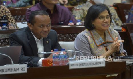 Menteri Keuangan Sri Mulyani Indrawati (kanan) bersama Menteri Investasi/Kepala BKPM Bahlil Lahadalia (kiri) mengikuti rapat kerja dengan Komisi XI DPR di Kompleks Parlemen Senayan, Jakarta, Kamis (8/12/2022). Bahlil Lahadalia mengatakan, pencapaian target investasi yang ditetapkan pada 2023 sebesar Rp 1.400 triliun tidak mudah.