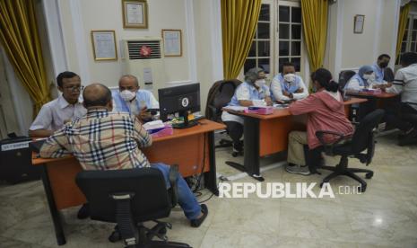 Petugas menerima laporan warga di Istana Wakil Presiden RI, Jakarta, Senin (11//11/2024). Wapres Gibran Rakabuming Raka meluncurkan program Lapor Mas Wapres untuk menampung aspirasi warga.