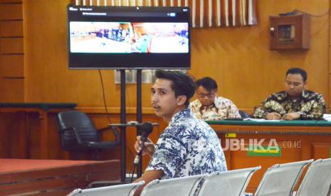 Salah satu saksi Dede Kurniawan menyampaikan keterangan saat sidang praperadilan Pegi Setiawan di Pengadilan Negeri (PN) Bandung, Jalan LRE Martadinata, Kota Bandung, Jawa Barat, Rabu (3/7/2024). Sidang kali ini tim kuasa hukum Pegi Setiawan menghadirkan empat saksi dan ahli pidana dalam lanjutan sidang praperadilan kasus pembunuhan Vina dan Eky dengan termohon penyidik Polda Jawa Barat.