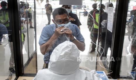 Karyawan bandara melakukan tes deteksi COVID-19 dengan metode GeNose C-19 di Lobby Baru Terminal 1 Bandara Internasional Juanda di Sidoarjo, Jawa Timur, Kamis (25/3/2021). PT Angkasa Pura (AP) I mencatat pertumbuhan trafik penumpang di 15 bandara kelolaan sebesar 12,5 persen atau sebanyak 2.636.175 penumpang pada April dibandingkan Maret 2021 yang 2.341.188 pergerakan penumpang.