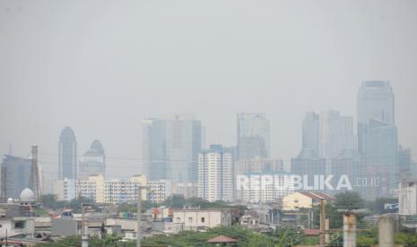 Lanskap gedung bertingkat yang tersamar polusi udara di Jakarta, Kamis (23/6/2022). Terhirup, partikel polutan di udara dapat meningkatkan gangguan pada otak.