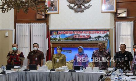 Pj. Bupati Cilacap Yunita Dyah Suminar, Sekretaris Daerah Awaluddin Muuri beserta para asisten menghadiri Rapat Koordinasi Pengendalian Inflasi Daerah bersama Gubernur, Bupati dan Walikota se-Indonesia melalui video conference, Selasa (24/01/2023). 