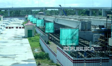 Proyek pembangunan jalur kereta menuju Bandara Internasional Yogyakarta (YIA) di Temon, Kulonprogo, Yogyakarta, Rabu (23/12). Jalur kereta api dengan panjang 5,4 kilometer dari Stasiun Kedundang- YIA dengan biaya mencapai Rp 1,1 triliun. Jalur kereta api ini ditargetkan selesai pada akhir 2021.