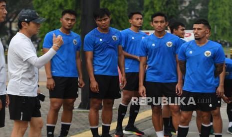 Pelatih Timnas Indonesia Shin Tae-yong (kiri) memberi arahan kepada pemain saat memimpin sesi latihan perdana di Kawasan Gelora Bung Karno, Senayan, Jakarta, Kamis (26/5/2022). Timnas Indonesia memulai pemusatan latihan sebagai persiapan jelang laga FIFA Match Day Timnas Indonesia vs Bangladesh pada Rabu, 1 Juni di Bandung dan kualifikasi Piala Asia 2023 yang digelar pada 8-14 Juni di Kuwait. 