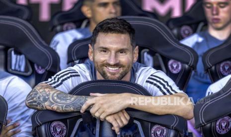 Striker Inter Miami Lionel Messi duduk di bangku tim sebelum laga Piala Liga antara Cruz Azul dan Inter Miami di Stadion DRV PNK di Fort Lauderdale, Florida, Amerika Serikat, Sabtu (22/7/2023).