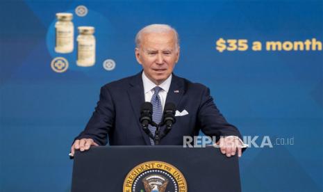 Presiden AS Joe Biden menyampaikan pidato tentang ekonomi selama konferensi pers yang diadakan di Gedung Kantor Eksekutif Eisenhower di kampus Gedung Putih di Washington, DC, AS, 12 Januari 2023. Kumpulan dokumen rahasia kedua ditemukan di garasi kantor presiden tinggal di Delaware, kata Gedung Putih pada 12 Januari.