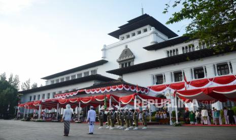 Upacara Hari Jadi Jawa Barat ke-76, dipimpin Gubernur Jawa Barat Ridwan Kamil di halaman Gedung Sate, Kota Bandung, Kamis (19/8). Di masa pandemi, upacara peringatan hari jadi Jawa Barat digelar secara sederhana dan terbatas. Para pejabat dan unsur terkait serta masyarakat mengikuti secara daring.