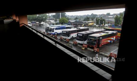 Sejumlah bus antar kota antar provinsi (AKAP) menunggu penumpang di Terminal Kampung Rambutan, Jakarta. Polda Metro Jaya pun akan mengawasi mobilitas kendaraan di jalur tikus atau tidak resmi di wilayah Jabodetabek yang kerap kali digunakan sebagai jalur alternatif masyarakat untuk mudik terkait keputusan larangan mudik dari pemerintah.