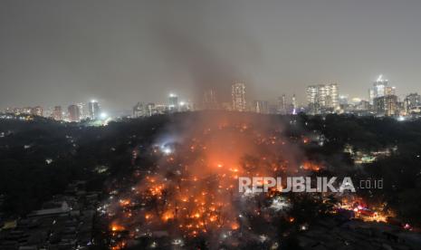 Asap mengepul setelah kebakaran terjadi di dalam kawasan kumuh (ilustrasi).