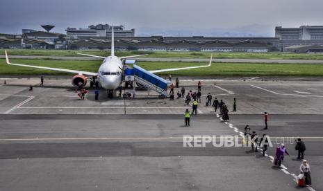 Sejumlah penumpang turun dari pesawat saat Inagurasi First Flight di Bandara Husein Sastranegara, Kota Bandung, Kamis (20/8).  omisi V DPR meminta Kementerian Perhubungan (Kemenhub) tegas dalam mengawasi protokol kesehatan yang diterapkan di transportasi umum. Ketua Komisi V DPR Lasarus mengatakan khususnya dalam penerapan protokol kesehatan di pesawat yang sering dikeluhkan.