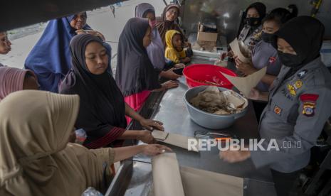 Suasana di dapur umum Polri di daerah bencana (ilustrasi).