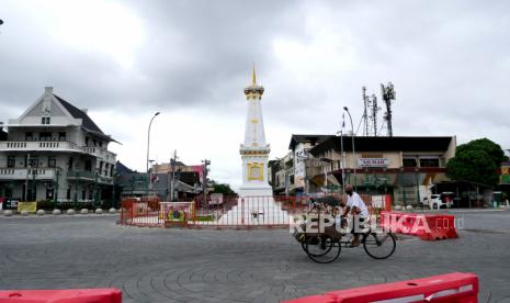 Tukang becak tanpa penumpang melewati Tugu Pal Putih, Yogyakarta, Selasa (3/8). Perda Kawasan Tanpa Rokok diimplementasikan di beberapa wilayah di Kota Yogyakarta. (ilustrasi)