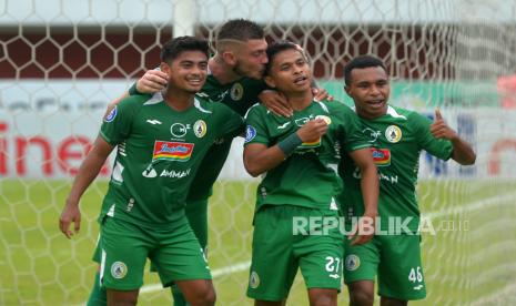 Sayap kiri PSS Sleman, Irkham Mila, melakukan selebrasi bersama pemain usai membobol gawang Arema FC pada pertandingan lanjutan Liga 1 di Stadion Maguwoharjo, Yogyakarta, Kamis (26/1/2022). Pada pertandingan ini PSS Sleman berhasil memetik poin penuh usai mengalahkan Arema 2-0. Asosiasi Pemain Profesional Indonesia (APPI) menyayangkan perilaku anarkis atau penyerangan terhadap bus yang ditumpangi ofisial dan pemain Arema FC usai pertandingan melawan PSS Sleman di Stadion Maguwoharjo, Sleman, Kamis (26/1/2023).