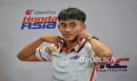 Pebalap Moto3 Honda Team Asia Mario Aji (kanan) berfoto usai konferensi pers jelang seri MotoGP Mandalika 2023 di Jakarta, Selasa (10/10/2023). Idemitsu bersama Honda antusias menyambut gelaran MotoGP seri Mandalika yang akan digelar pada 13-15 Oktober mendatang di Sirkuit Internasional Mandalika dengan menghadirkan pebalap Honda yang akan berlaga pada gelaran MotoGP, Moto2 dan Moto3. Dalam sesi konferensi pers tersebut, pebalap Moto3 asal Indonesia, Mario Aji akan menjaga stamina sekaligus meningkatkan kepercayaan diri  jelang laga balapan kandang.