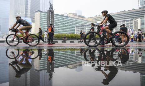 Warga berolahraga saat berlangsungnya Hari Bebas Kendaraan Bermotor (HBKB) atau 