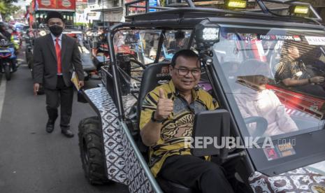 Penjabat Wali Kota Cimahi Dikdik S Nugrahawan (kiri) menaiki mobil FIN Komodo mengikuti Pawai Kariaan Milangkala Kota Cimahi Ka-22 di Jalan Gandawijaya, Kota Cimahi, Jawa Barat, Rabu (21/6/2023). Pawai tersebut diselenggarakan dalam rangka memeriahkan Hari Ulang Tahun (HUT) ke-22 Kota Cimahi.