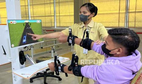 RS Grha Kedoya (RSGK) memperkenalkan dua robot yang membantu rehabilitasi pasien, Lexo (tubuh bagian bawah) dan Diego (tubuh bagian atas) dalam unit Advaced Medical Rehabilitation, Rabu (24/5/2023). 