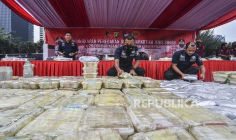 Petugas Kepolisian menata barang bukti berupa sabu saat pengungkapan kasus narkoba