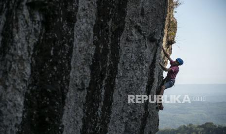 Pemanjat berlatih di tebing batuan Gunung Api Purba Nglanggeran, Patuk, Gunungkidul, DI Yogyakarta, Ahad (28/6/2020). Destinasi wisata geoheritage Gunung Api Purba Nglanggeran yang menawarkan pendakian ringan dan jalur pemanjatan tebing alam tersebut mulai dibuka kembali dengan menerapkan protokol kesehatan ketat guna mengantisipasi penularan COVID-19 setelah tiga bulan ditutup. ANTARA FOTO/Hendra Nurdiyansyah/aww.