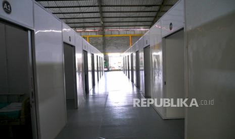 Deretan bilik perawatan yang kosong di Shelter Isolasi Mandiri Gose, Bantul, Yogyakarta. Masyarakat diingatkan untuk terus disiplin dalam menjalankan protokol kesehatan (prokes) pencegahan Covid-19. Hal ini disampaikan Kepala Puskesmas Bambanglipuro, Kabupaten Bantul, DIY, Tarsisius Glory menyusul ditemukannya klaster baru penularan Covid-19 yakni klaster senam.