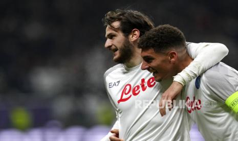  Pemain Napoli Giovanni Di Lorenzo (kanan) berselebrasi dengan  Khvicha Kvaratskhelia setelah mencetak gol kedua timnya pada pertandingan sepak bola leg kedua babak 16 besar Liga Champions antara Eintracht Frankfurt dan Napoli, di Deutsche Bank Arena di Frankfurt, Jerman, Rabu (22/2/2023) dini hari WIB.