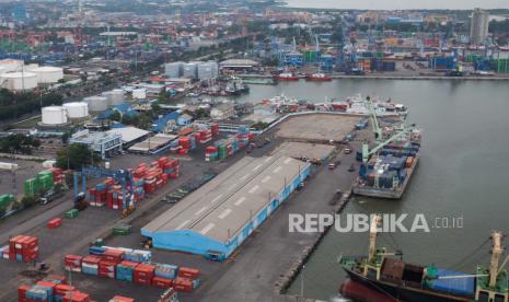 Suasana bongkar muat peti kemas di Pelabuhan Tanjung Perak, Surabaya, Jawa Timur, Selasa (27/12/2022). Pada Januari 2024, ekspor Indonesia sebesar 20,52 miliar dolar AS, turun 8,34 persen (mtm).