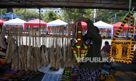 Pedagang merapikan noken yang dijual komunitas Mama-mama Noken Papua di Taman Imbi, Kota Jayapura, Papua, Ahad (3/10/2021). Kegiatan tersebut untuk menyemarakan PON Papua sekaligus mengenalkan tas tradisional masyarakat Papua Noken sebagai oleh-oleh khas Papua. 