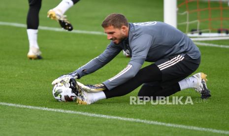 Penjaga gawang timnas Jerman Kevin Trapp melakukan pemanasan saat sesi latihan tim di Stuttgart, Jerman, 01 September 2020. Jerman akan menghadapi Spanyol pada pertandingan sepak bola UEFA Nations League pada 03 September 2020.