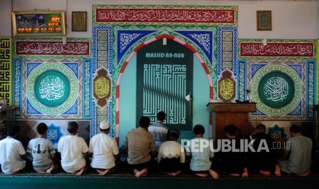 Wisatawan melaksanakan ibadah Shalat Zuhur di Masjid An Nur, Jakarta (Ilustrasi)