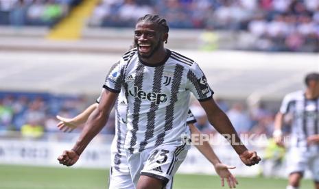 Pemain Juventus Samuel Iling-Junior melakukan selebrasi setelah mencetak gol pembuka pada pertandingan sepak bola Serie A Italia Atalanta BC vs Juventus FC di Stadion Gewiss di Bergamo, Italia, Ahad (7/5/2023).