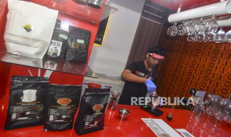 Barista menyajikan kopi untuk pengunjung di Kedai Sawah Kopi di Dusun Pasir Peutey, Desa Pawindan, Kabupaten Ciamis, Jawa Barat, Senin (22/6/2020). Kedai Sawah Kopi merupakan unit usaha yang dikelola oleh Badan Usaha Milik Desa (BUMDes) Desa Pawindan untuk menarik pengunjung kalangan muda dengan  target kontribusi hingga Rp5 juta per bulan. 