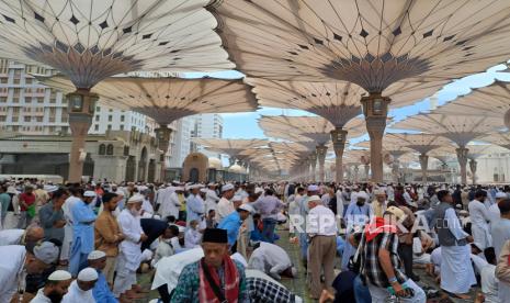 Ilustrasi jamaah umroh mengunjungi Masjid Nabawi di Madinah.