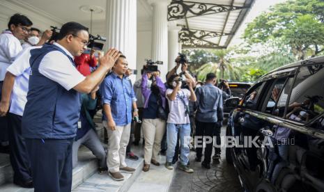 Gubernur DKI Jakarta Anies Baswedan menyalami Kepala Sekretariat Presiden yang juga Pj Gubernur DKI Jakarta terpilih Heru Budi Hartono usai melakukan pertemuan di Balai Kota Jakarta, Rabu (12/10/2022). Heru Budi Hartono mendatangi Balai Kota Jakarta untuk bersilaturahim sekaligus berdiskusi seputar isu Kota Jakarta dengan Anies Baswedan. Republika/Putra M. Akbar