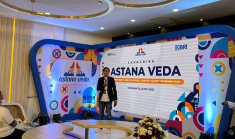 Direktur Digital & Teknologi Informasi BRI Arga M. Nugraha, SEVP Fixed Assets Management & Procurement BRI Hendro Padmono, meluncurkan “Astana Veda”, IT Remote Office pertama yang berlokasi di BRI Corporate University, Yogyakarta. (Ist)