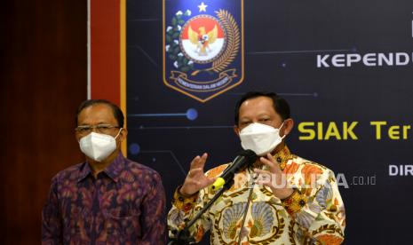 Menteri Dalam Negeri Tito Karnavian (kanan) didampingi Gubernur Bali Wayan Koster (kiri) memberikan keterangan usai pembukaan Rakornas Kependudukan dan Pencatatan Sipil (Dukcapil) 2022 di Nusa Dua, Bali. Rakornas Dukcapil 2022 mengambil tema Sistem Informasi Administrasi Kependudukan (SIAK) Terpusat Layanan Adminduk Digital dalam Genggaman yang diharapkan dapat membuat layanan kependudukan dan pencatatan sipil di Indonesia lebih cepat dan berkualitas.