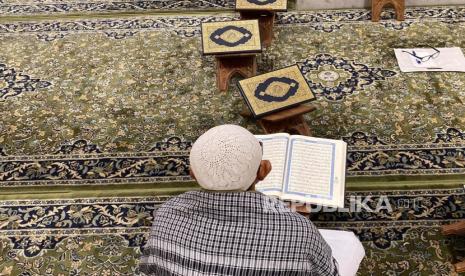 Jamaah membaca Alquran Surat Al Kahfi di Masjid Nabawi, Kamis (23/5/2024). 