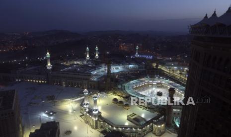  Bacaan Niat Sholat Subuh untuk Imam dan Makmum (Arab, Latin, dan Terjemahannya). Foto:  Muslim berdoa selama sholat subuh pertama bulan suci Ramadhan, di Masjidil Haram, di kota suci Muslim Mekkah, Arab Saudi, Selasa, 13 April 2021. 