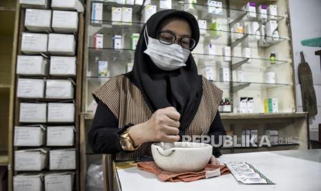 Apoteker meracik obat parasetamol di salah satu apotek di Arcamanik, Kota Bandung, Rabu (19/10/2022). Kementerian Kesehatan menginstruksikan seluruh apotek yang beroperasi di Indonesia untuk sementara ini tidak menjual obat bebas dalam bentuk sirop ke masyarakat. Instruksi tersebut dikeluarkan sebagai kewaspadaan atas temuan gangguan ginjal akut progresif tipikal yang mayoritas menyerang usia anak di Indonesia. Republika/Abdan Syakura