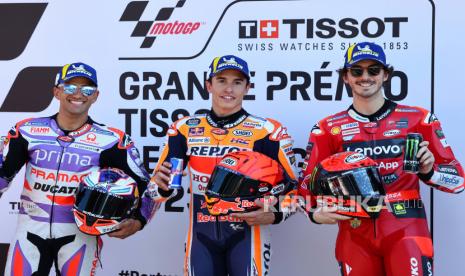 Marc Marquez (Repsol Honda Team)  Francesco Bagnaia (kanan) dari tim  Ducati Lenovo Team dan Jorge Martin (kiri) dari tim Prima Pramac Racing setelah ketiganya memperoleh posisi 3 besar pada kualifikasi Grand Prix Portugal di Algarve International race track, Portimao, Portugal, (25/3/2023). 