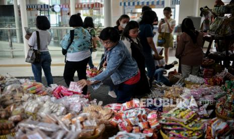 Pengunjung berbelanja di Festival Tjemilan TiJe di Halte TransJajarta Bundaran Hotel Indonesia, Jakarta Pusat, Sabtu (25/2/2023). Menteri Badan Usaha Milik Negara (BUMN) Erick Thohir telah mengusulkan bunga kredit nol persen bagi pelaku usaha mikro dan sudah membahasnya dengan Bank Indonesia. 