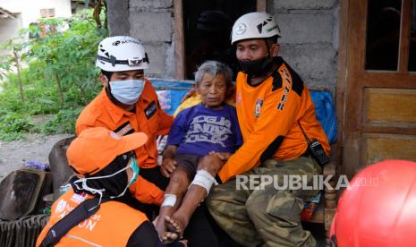 Sejumlah relawan mengevakuasi warga yang sakit menuju ke tempat pengungsian di kawasan lereng Gunung Merapi Desa Keningar, Dukun, Magelang, Jawa Tengah, Minggu (8/11/2020). Menyusul naiknya status Gunung Merapi dari waspada level II menjadi siaga level III, Badan Penanggulangan Bencana Daerah (BPBD) Kabupaten Magelang mengungsikan warga lanjut usia, anak-anak, ibu hamil dan penyandang disabilitas yang tinggal kawasan rawan bencana. 