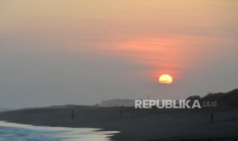 Matahari terbenam di kawasan Laguna Depok, Bantul, Yogyakarta, Selasa (19/7/2022). Setiap sore kawasan Laguna Depok dan Pantai Depok menjadi salah satu spot wisata untuk menikmati senja. Untuk Laguna Depok menjadi spot wisata baru, karena bisa melihat Jembatan Kretek 2 yang bulan depan rencananya akan diresmikan.