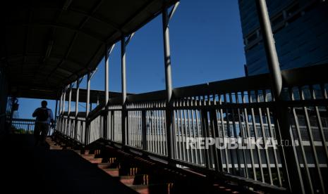 Lanskap langit Jakarta terlihat cerah hingga tampak biru di Jakarta, Selasa (19/3/2024). Kondisi langit di Jakarta tampak terlihat biru dinilai karena kualitas udara di Jakarta berada dalam kondisi baik menurut situs IQAIR yang menempatkan kawasan Jakarta berada di poin 25. Polutan utama di Jakarta saat ini merupakan PM 2,5. Untuk diketahui, PM 2,5 adalah partikel udara yang berukuran lebih kecil dari 2,5 mikron (mikrometer). Kualitas udara Jakarta hari ini berada di posisi 9 kota dengan urutan indeks kualitas udara baik.